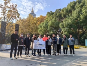 跑步讓身體薄一點(diǎn)，讀書讓思想厚一點(diǎn)。